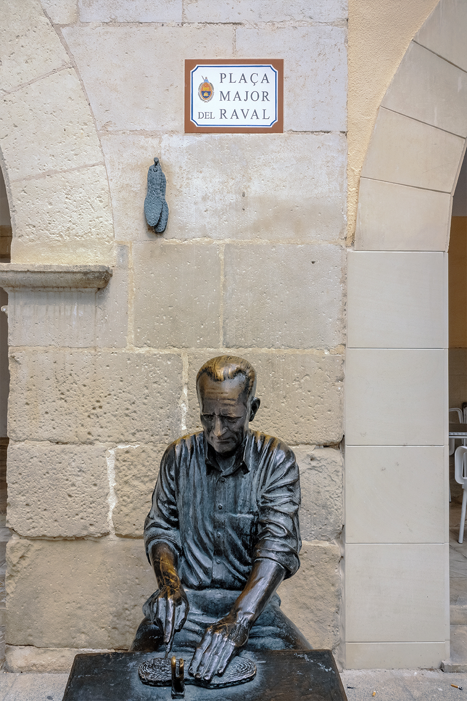 Imagen de la estatua de un zapatero en la Plaza Mayor de Elche.